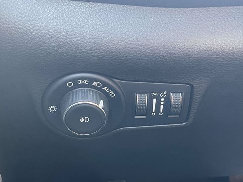 Certified 2025 Jeep Compass Latitude w/ Sun & Sound Group AWD/4WD image 29
