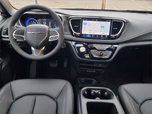 New 2026 Chrysler Pacifica Select image 16