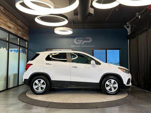 Used 2018 Chevrolet Trax LT w/ LT Convenience Package FWD image 2