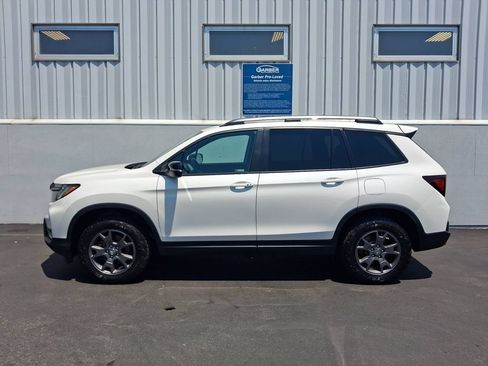 Used 2024 Honda Passport TrailSport image 2