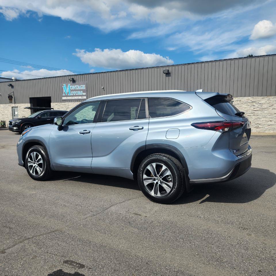 Used 2024 Toyota Highlander XLE FWD image 3