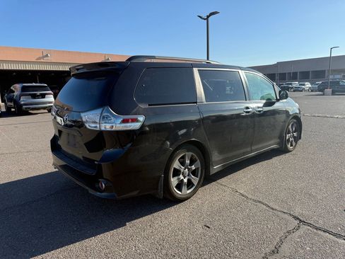 Used 2017 Toyota Sienna SE FWD image 4