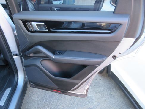 Used 2023 Porsche Cayenne image 35