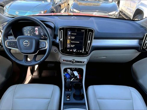 Used 2019 Volvo XC40 T4 Momentum image 13