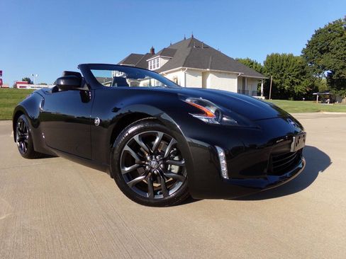 Used 2019 Nissan 370Z Roadster image 2