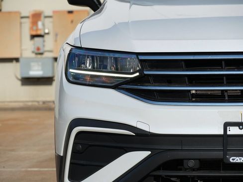 Used 2023 Volkswagen Tiguan SE w/ Panoramic Sunroof Package FWD image 19