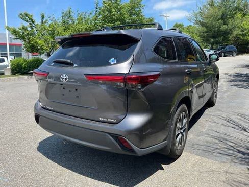 Used 2022 Toyota Highlander XLE AWD/4WD image 4