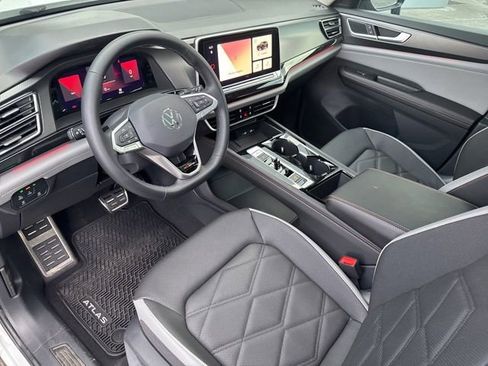 Used 2025 Volkswagen Atlas Peak Edition SE image 12
