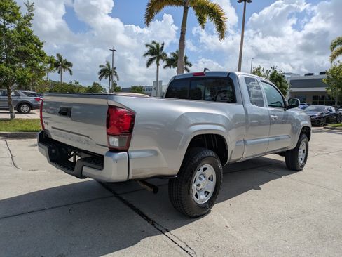 Used 2021 Toyota Tacoma SR w/ SR Convenience Package AWD/4WD image 4