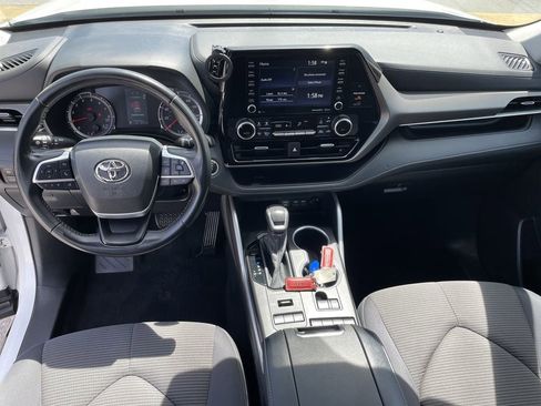 Used 2022 Toyota Highlander LE AWD/4WD image 15