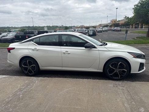 Used 2025 Nissan Altima 2.5 SR AWD/4WD image 3