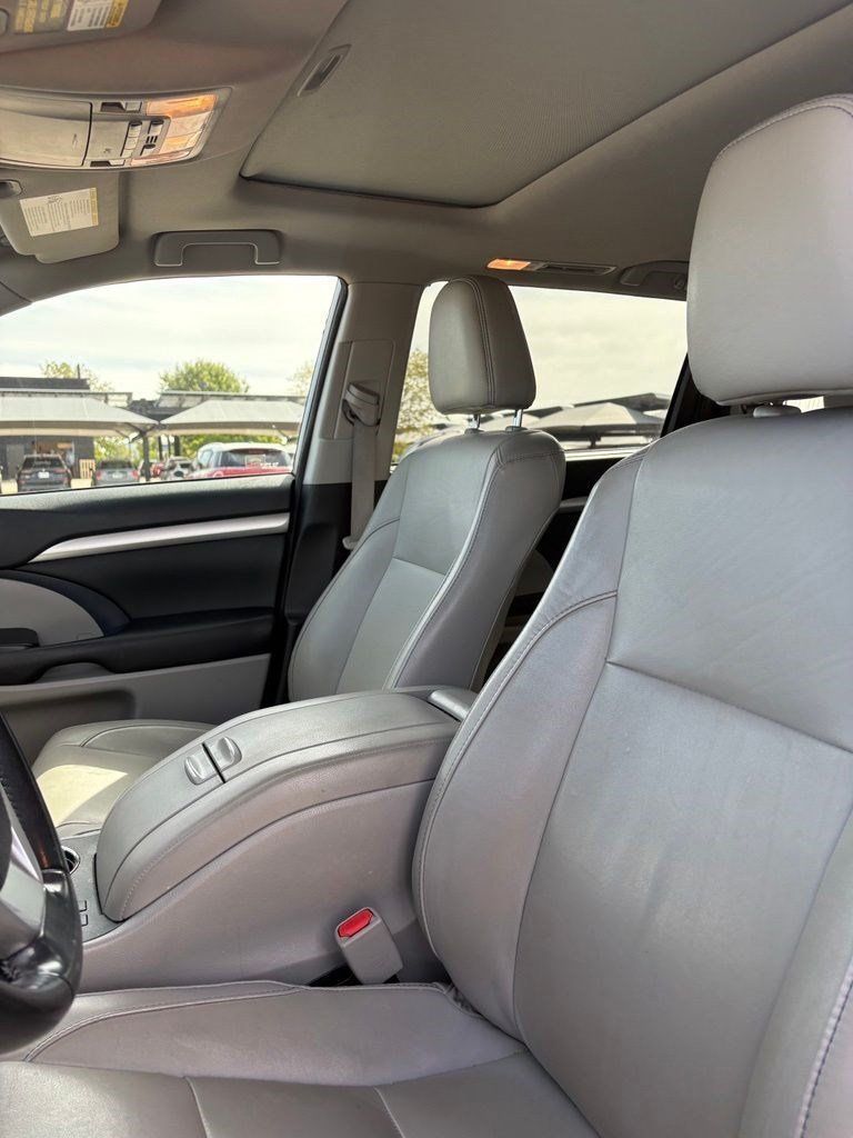 Used 2017 Toyota Highlander XLE AWD/4WD image 10