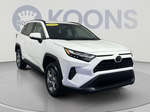 Used 2025 Toyota RAV4 XLE AWD/4WD image 2