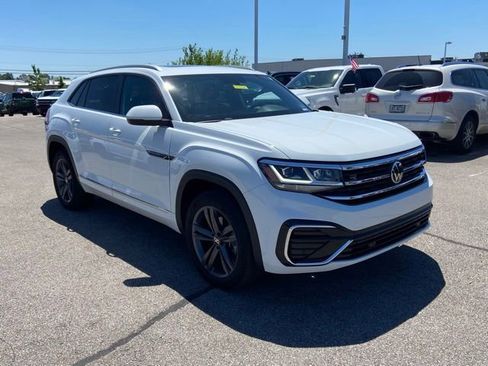 Used 2021 Volkswagen Atlas Cross Sport SE w/ Panoramic Sunroof Package FWD image 2