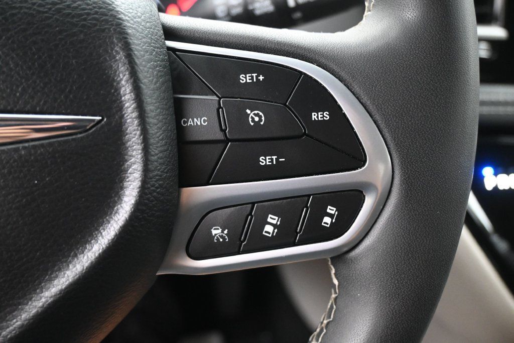 Used 2024 Chrysler Pacifica Limited FWD image 19
