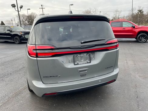 Used 2025 Chrysler Pacifica Limited image 4