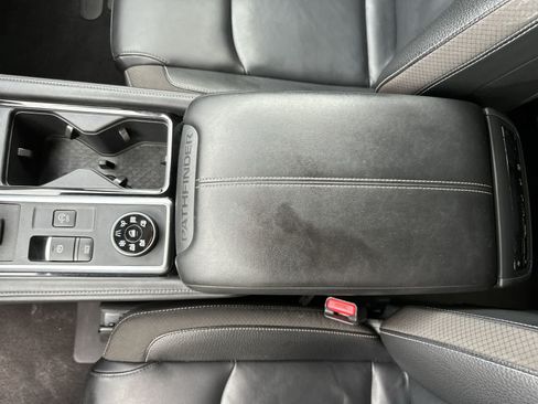 Used 2025 Nissan Pathfinder SL AWD/4WD image 21