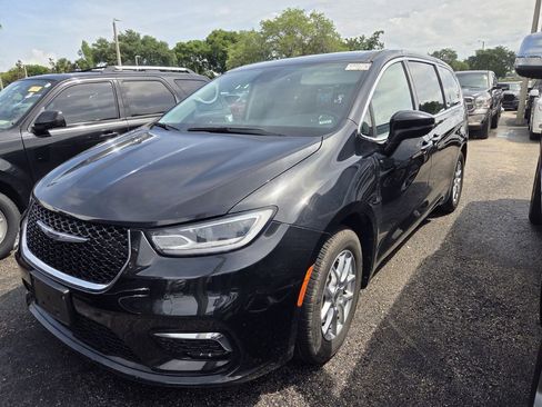 Used 2023 Chrysler Pacifica Touring-L FWD image 3
