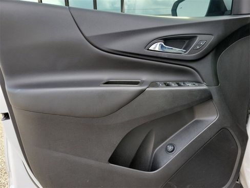 Used 2022 Chevrolet Equinox LT w/ Driver Convenience Package image 16