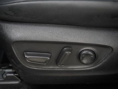 Used 2025 Toyota Highlander XLE AWD/4WD image 25