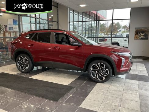 Used 2025 Chevrolet Trax RS w/ Sunroof Package image 1