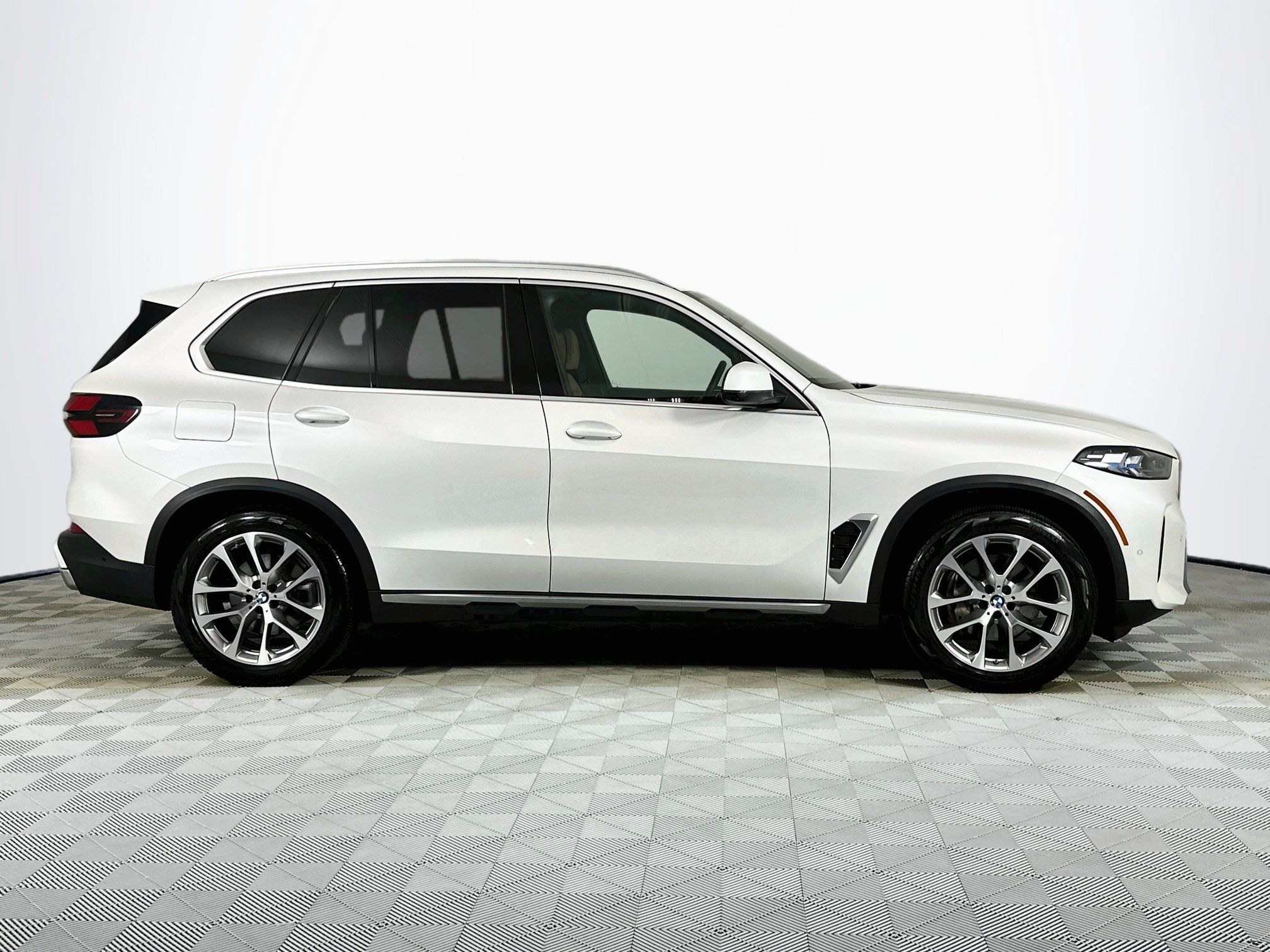 Used 2024 BMW X5 xDrive40i w/ Premium Package AWD/4WD image 4