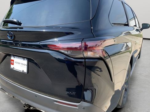Used 2025 Toyota Sienna XLE Woodland Edition image 29