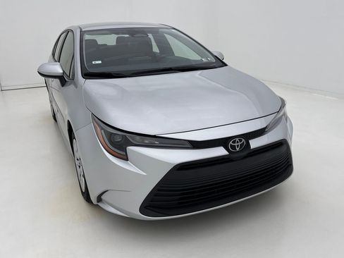 Used 2023 Toyota Corolla LE image 3