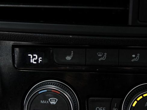 Used 2024 Volkswagen Jetta SE FWD image 4