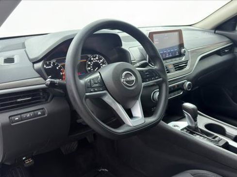 Used 2025 Nissan Altima 2.5 SV FWD image 24