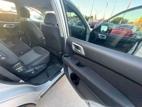 Used 2017 Nissan Pathfinder S image 17