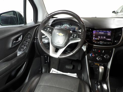 Used 2021 Chevrolet Trax LT w/ Midnight Edition FWD image 9