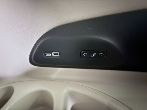 Used 2017 Chrysler Pacifica Limited w/ UConnect Theater Package FWD image 43