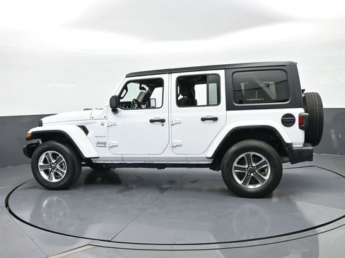 Used 2022 Jeep Wrangler Unlimited Sahara image 3