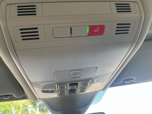 Used 2023 Volkswagen Tiguan SE w/ Panoramic Sunroof Package FWD image 16