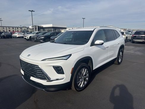 Used 2025 Buick Enclave Preferred image 9