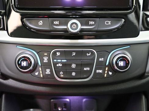 Used 2019 Chevrolet Traverse LT w/ LT Premium Package AWD/4WD image 7