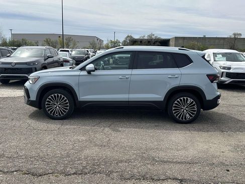 New 2026 Volkswagen Taos SE FWD image 2