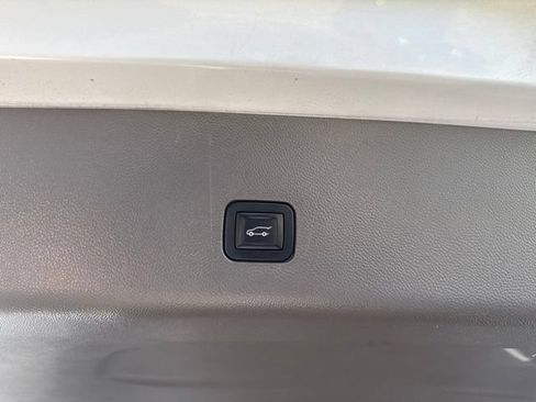 Used 2018 Chevrolet Traverse LT FWD image 11