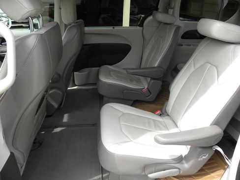 Used 2018 Chrysler Pacifica Touring-L w/ Advanced Safetytec Group FWD image 17
