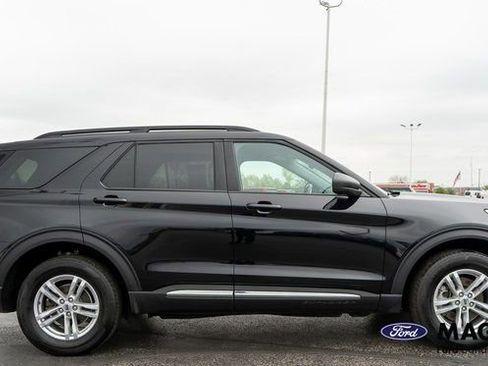 Used 2023 Ford Explorer XLT AWD/4WD image 5