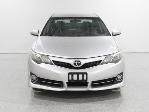Used 2012 Toyota Camry L image 2