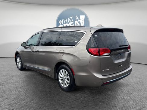 Used 2017 Chrysler Pacifica Touring-L FWD image 6