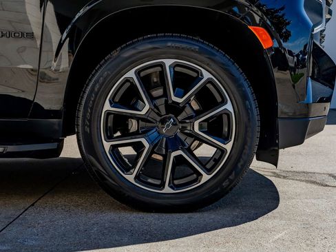 Used 2021 Chevrolet Tahoe RST w/ Luxury Package AWD/4WD image 11