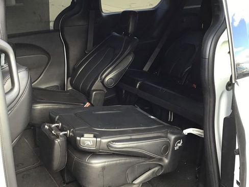 Used 2025 Chrysler Pacifica Select image 6