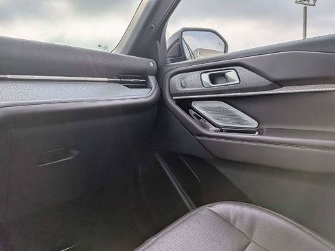 Certified 2025 Ford Explorer Platinum RWD image 17