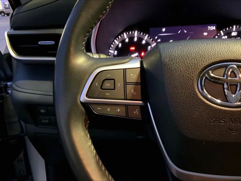 Used 2022 Toyota Highlander XLE image 23