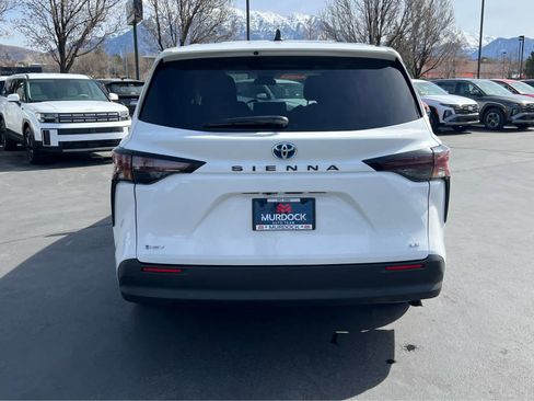 Used 2025 Toyota Sienna LE image 9