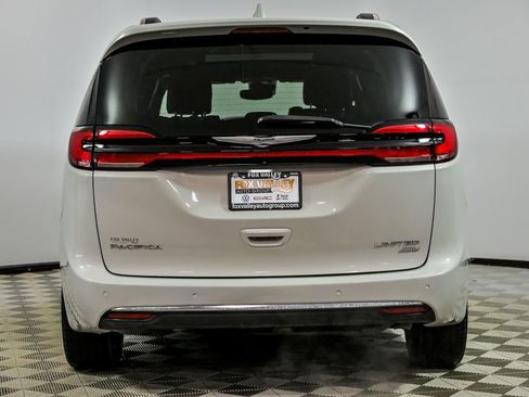 Used 2021 Chrysler Pacifica Limited w/ Uconnect Theater Family Group image 6