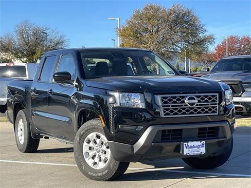 Used 2024 Nissan Frontier SV image 2